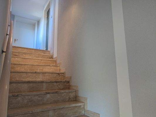 Treppenhaus zur Wohnung OG