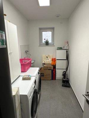 Hauswirtschaftsraum mit Geräten