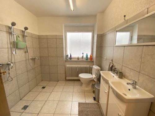 Badezimmer mit Fenster