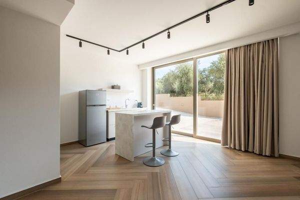 Kreta, Tavronitis: Zeitgenössisch eingerichtete Villa mit Pool zu verkaufen