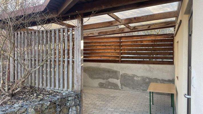 Überdachter Wäscheplatz