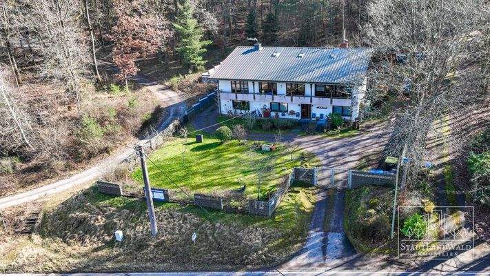 Hausansicht mit Vorgarten - Luftbild