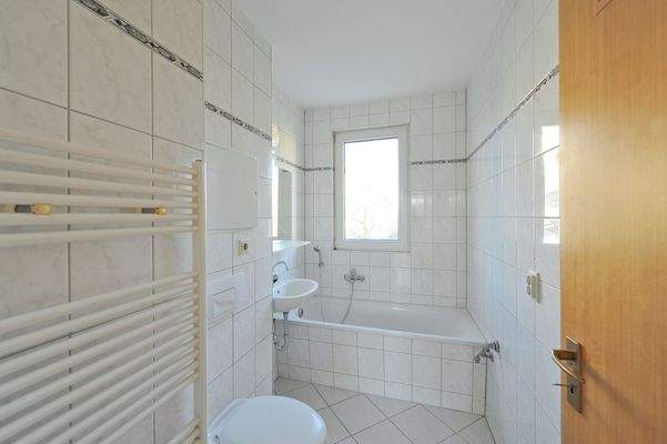 Tageslichtbad mit Wanne