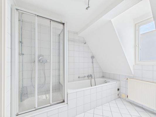 Tageslichtbad mit Dusche und Badewanne