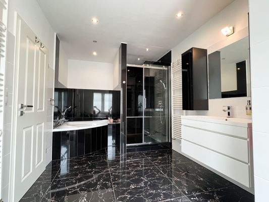 EG: Wannen-/Duschbad