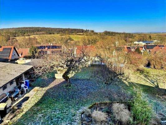 Weitblick vom Haus nach Norden, u.a. über die Gartenfläche