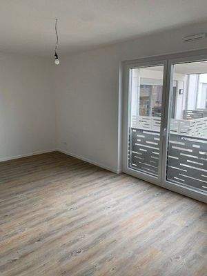 Schlafzimmer mit bodentiefen Fenstern