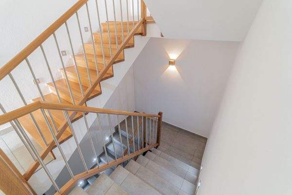 großzügiges Treppenhaus mit Beleuchtung