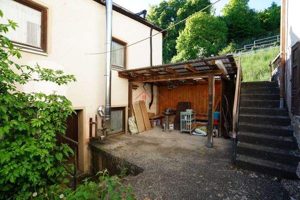 Terrasse zwischen Werkstatt und Haus