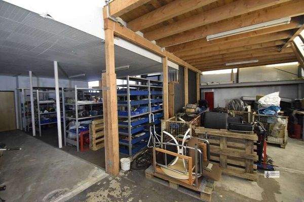 Regalsystem neben der Werkstatt