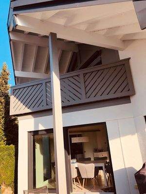 Blick von Terrasse zu Balkon