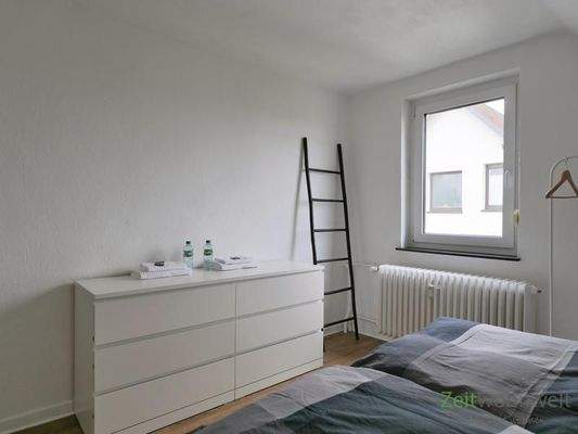 Komode und Kleider-Leiter