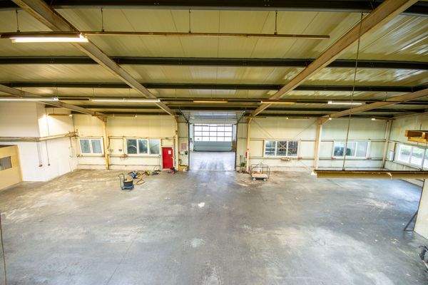 Blick vom Materiallager in die Produktion