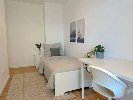 Helles Schlafzimmer mit Bett