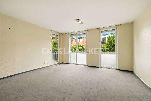 Wohnzimmer mit Balkonzugang