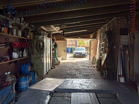 Durchfahrt-Garage mit Hebebühne