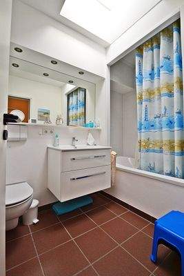 Bad mit Wanne und Oberlichtfenster