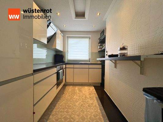 Stilvolle Küche mit viel Arbeitsfläche