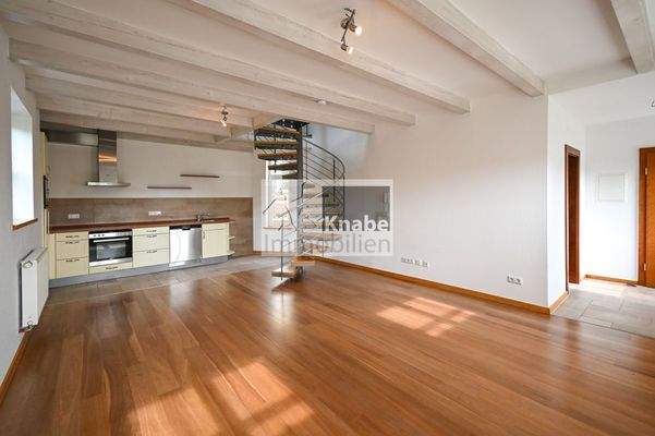 Wohnbereich mit Blick zur Küche 