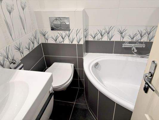 modernes Bad mit Wanne