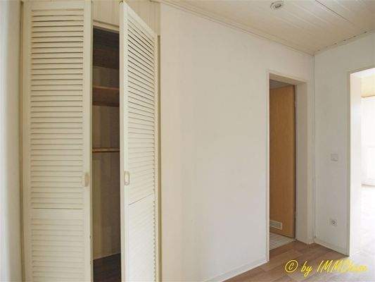 Waschmaschine im Stauraumschrank