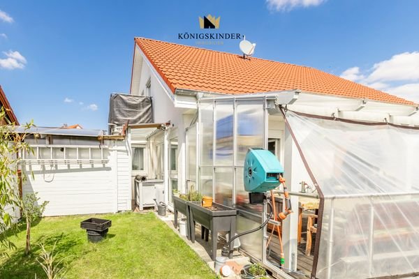 Haus mit Terrasse vom Garten