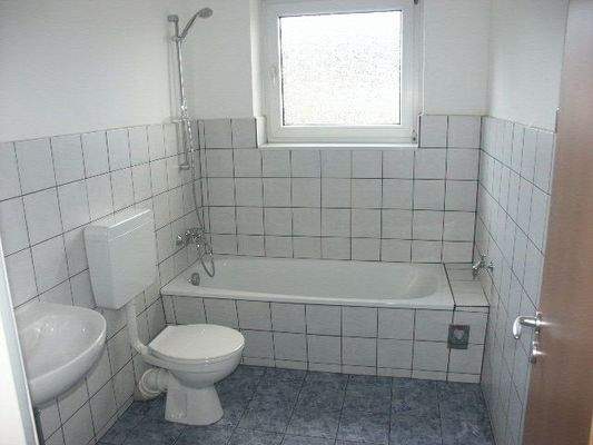 Bad mit Wanne und Fenster