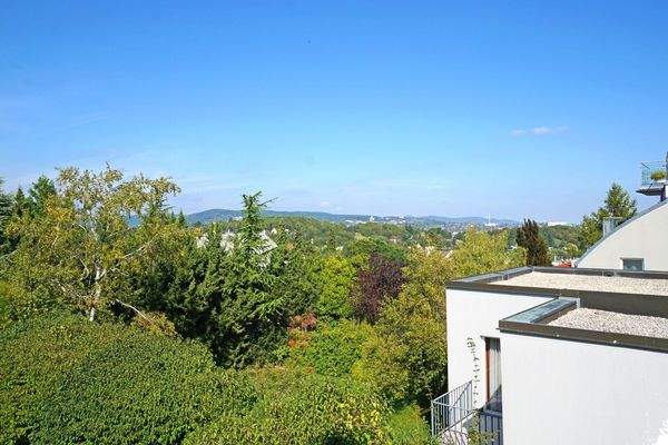Ausblick bis Otto Wagner-Kirche im 14. Bezirk und St. Josef-Kirche am Kahlenberg (Döbling)