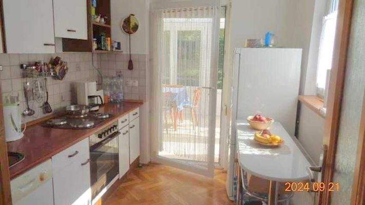 Einbauküche mit Blick zum Wintergarten