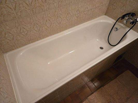 Badewanne im guten und gepflegten Zustand