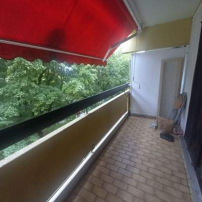 Großer Balkon mit Blick ins Grüne