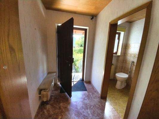 Hauseingang mit. Gästetoilette