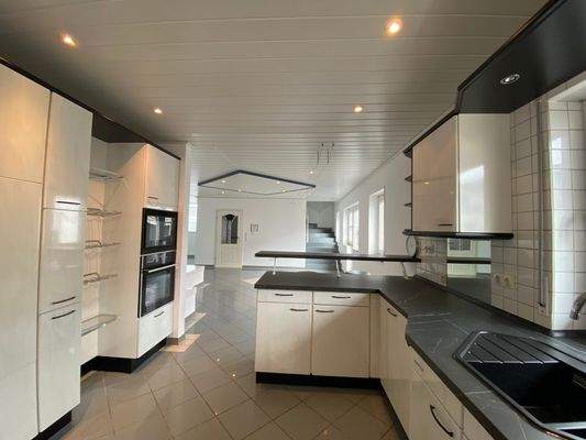 1.OG Küche Blick ins Esszimmer