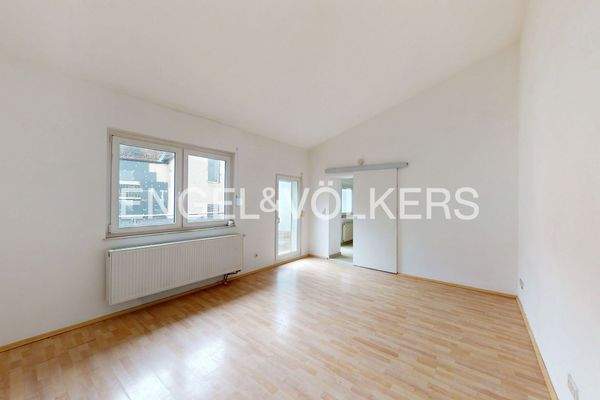 Wohnzimmer mit Ausgang zum Balkon im OG