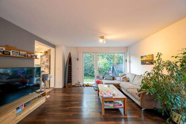 Wohnzimmer mit bodentiefen Terassentüren