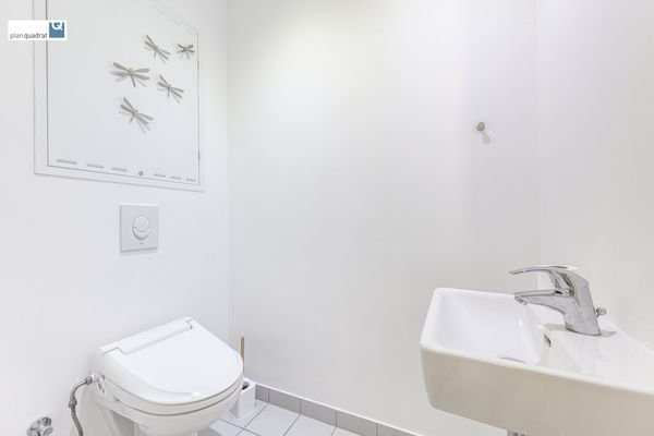 separate Toilette (mit Handwaschbecken)