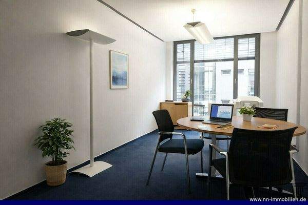 Heller Besprechungsraum mit Blick in den Hinterhof im OG