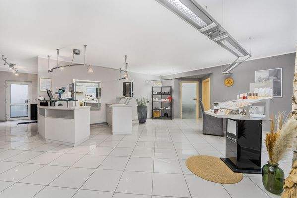 Souterrain großer Behandlungsraum