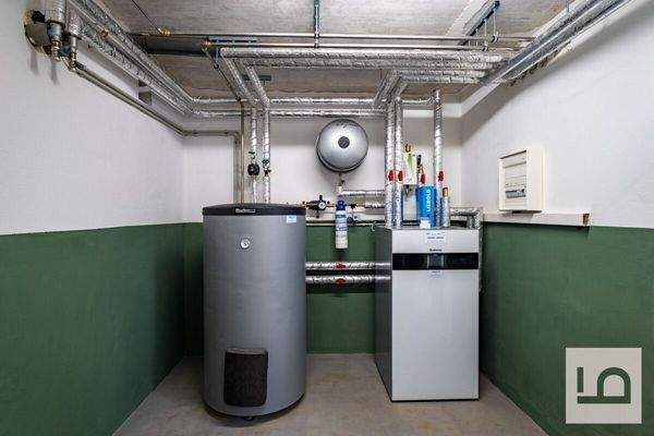 Neue Wärmepumpe-Heizung mit Warmwasserspeicher, Bj