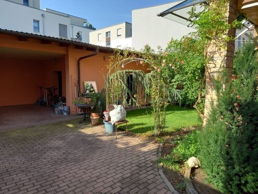 Garten mit Carport