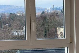 Wohnzimmer mit Blick auf die Burg Kronberg und ins Tal von Oberhöchstadt