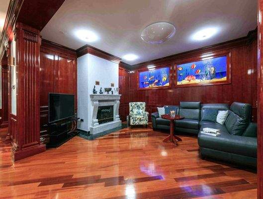 Luxuriöser Kamin aus Carrara-Marmor