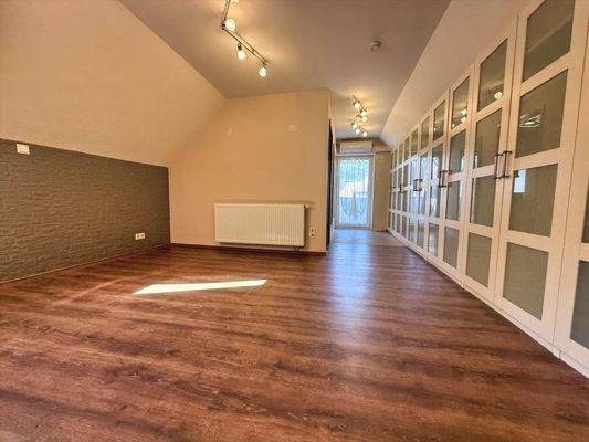 eines der schönen Zimmer im Dachgeschoss