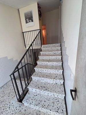 Durch die Hanglage sind es von der Eingangstür ins Wohnhaus nur wenige Treppenstufen bis zum Wohnungseingang