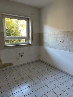 Leere Küche mit Fliesenboden