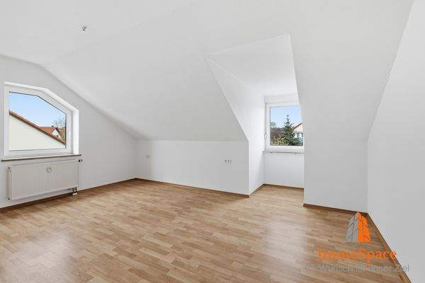 Großes Schlafzimmer mit viel Licht