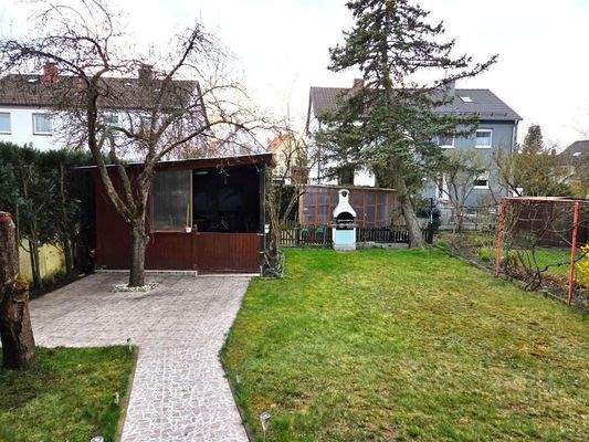 Blick zum Schuppen und Carport