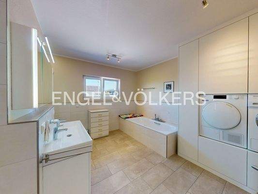 Komfortables Bad im OG mit vielen praktischen und seniorengerechten Funktionen