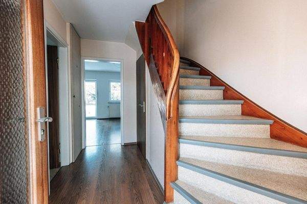 Treppenhaus und Flur EG