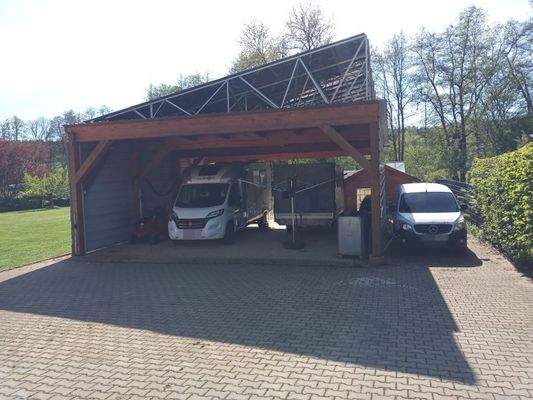 großes Carport